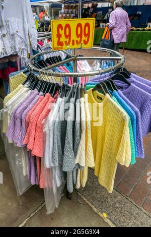 Rail von Frauenkleidung zum Verkauf an einem Stand in einem Straßenmarkt. Stockfoto