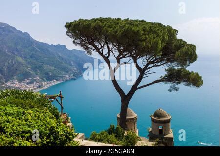 RAVELLO, ITALIEN - APRIL 19 2018 : Panorama von der Villa Rufolo in Ravello. Stockfoto