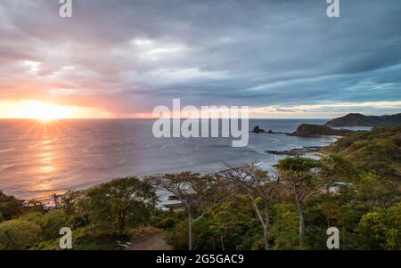 Luftaufnahme von Playa Maderas, einem der besten Surfspots in Nicaragua. Das schöne Licht des Sonnenuntergangs zieht und färbt die einheimische Vegeta scharf Stockfoto