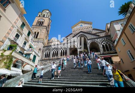 AMALFI, ITALIEN - APRIL 19 2018 : Kathedrale von Amalfi. Stockfoto