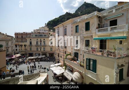 AMALFI, ITALIEN - APRIL 19 2018 : Cathedral Square. Stockfoto