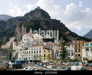 AMALFI, ITALIEN - APRIL 19 2018 : Blick auf Amalfi. Stockfoto