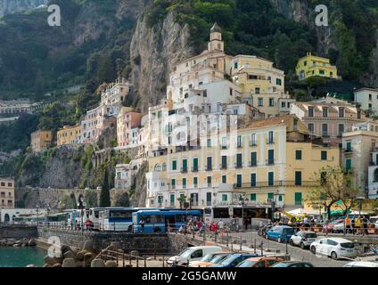 AMALFI, ITALIEN - APRIL 19 2018 : Blick auf Amalfi. Stockfoto