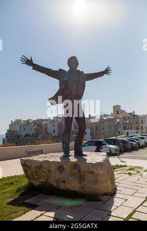 POLIGNANO A MARE, ITALIEN - APRIL 21 2018 : Statue in Polignano. Stockfoto