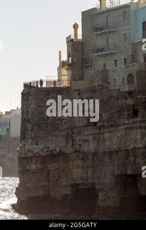 POLIGNANO A MARE, ITALIEN - APRIL 21 2018 : Felsenküste in Polignano. Stockfoto