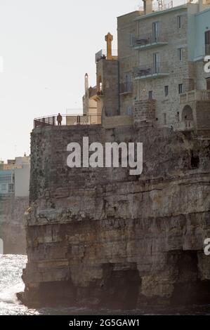 POLIGNANO A MARE, ITALIEN - APRIL 21 2018 : Felsenküste in Polignano. Stockfoto