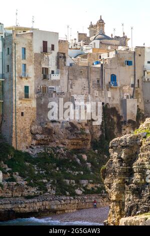 POLIGNANO A MARE, ITALIEN - APRIL 21 2018 : Felsenküste in Polignano. Stockfoto