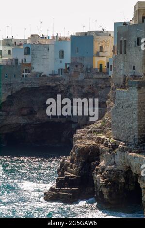 POLIGNANO A MARE, ITALIEN - APRIL 21 2018 : Felsenküste in Polignano. Stockfoto