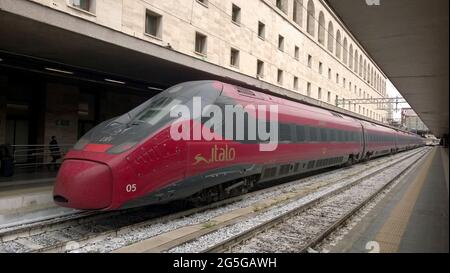 ROM, ITALIEN - APRIL 15 2018 : NTV Zug im Bahnhof Termini in Rom. Stockfoto