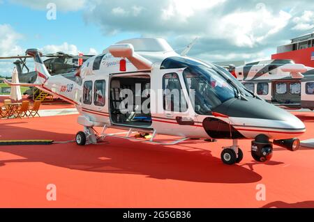 Der Hubschrauber AgustaWestland AW169 ist auf der Farnborough International Airshow 2012 in Großbritannien ausgestellt. Finmeccanica-Anzeigebereich Stockfoto