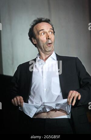 Der italienische Schauspieler Roberto Benigni, Gesten während einer Zeremonie. Rom, Italien - April 2011 Stockfoto