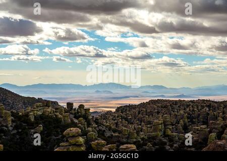 Die Chiricahua Mountains im Süden Arizonas. Sehr dramatische Landschaft. Wandern und Camping. Stockfoto