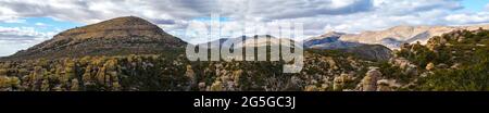 Die Chiricahua Mountains im Süden Arizonas. Sehr dramatische Landschaft. Wandern und Camping. Stockfoto