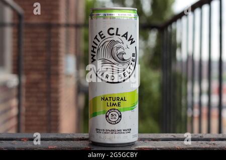 Dose von White Claw Marke harten Seltzer, Spikes Mineralwasser, Limette aromatisiert, 5 Prozent Alkohol, auf einer Feuertreppe Stockfoto