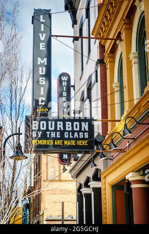 Straßenschild von Merle's Whiskey Kitchen Bar in Louisville, Kentucky Stockfoto