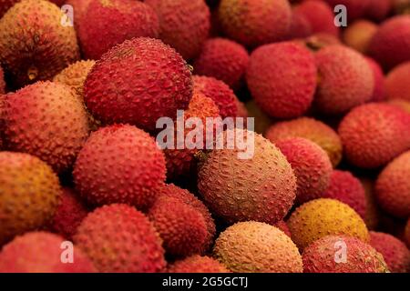 Frische rote Litchi, Lychee oder Litchi Stockfoto