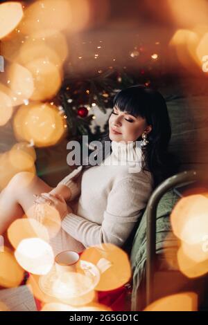 Schöne Frau am Bett mit geschlossenen Augen. Stockfoto