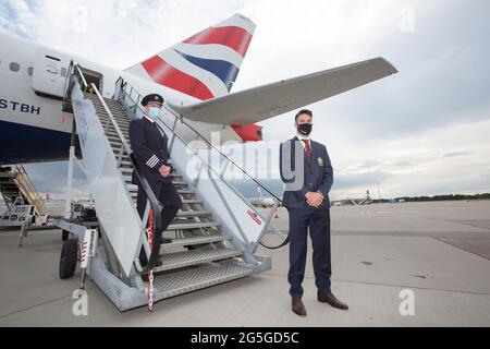 New Lions Captain Conor Murray (rechts) mit British Airways Captain Richard Allen-Willams auf den Stufen eines British Airways 777-Flugzeugs, als die britischen und irischen Lions vom Flughafen Edinburgh nach Südafrika abfliegen. Bilddatum: Sonntag, 27. Juni 2021. Stockfoto