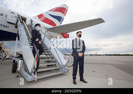 New Lions Captain Conor Murray (rechts) mit British Airways Captain Richard Allen-Willams auf den Stufen eines British Airways 777-Flugzeugs, als die britischen und irischen Lions vom Flughafen Edinburgh nach Südafrika abfliegen. Bilddatum: Sonntag, 27. Juni 2021. Stockfoto