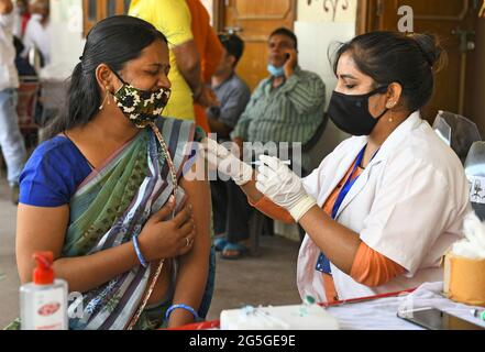 Beawar, Rajasthan, Indien, 27. Juni 2021: Eine junge Begünstigte reagiert, als sie während einer speziellen Impfkampagne in einem Impfzentrum in Beawar eine Dosis Covishield (COVID-19-Impfstoff) erhält. Der erste Fall der Delta-plus-Variante des Coronavirus in Rajasthan wurde in Bikaner gefunden. Insgesamt wurden 48 Fälle von Delta plus und vier Todesfälle in 10 indischen Bundesstaaten gemeldet. Kredit: Sumit-Samarwat/Alamy Live Nachrichten Stockfoto