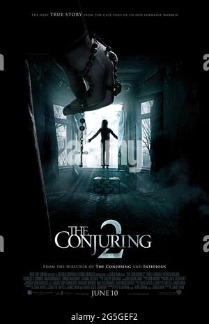 The Conjuring 2 (2016) unter der Regie von James Wan mit Patrick Wilson, Vera Farmiga und Madison Wolfe. Die paranormalen Ermittler Ed und Lorraine Warren reisen nach London, um einer alleinerziehenden Mutter zu helfen, die allein vier Kinder in einem von einem übernatürlichen Geist geplagten Haus aufziehen kann. Stockfoto