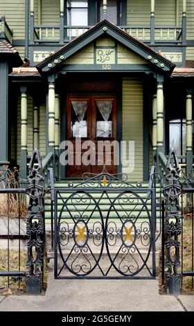 Eisenwerk Tor und Zaun, zusammen mit der Vorderseite von 1884 restaurierten viktorianischen Ära North Dakota Governors' Mansion (1893-1960) in Bismarck, North Dakota . Stockfoto