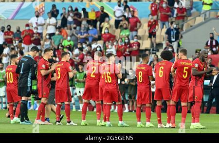 Die belgischen Spieler, die zu Beginn des Spiels der Euro-2020-Europameisterschaft 16 zwischen der belgischen Fußballnationalmannschaft Red De abgebildet wurden Stockfoto