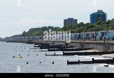 Frinton on Sea, Essex, Blick auf die Strandpromenade mit Strandhütten Stockfoto