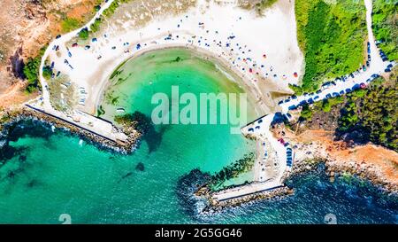 Bulgarien, Bolata Beach. Erstaunlicher türkisfarbener, wilder Strand am Kap Kaliakra, Schwarzes Meer. Stockfoto