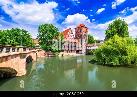 Nürnberg, Deutschland. Farbenfrohe und malerische Aussicht auf die alten Fachwerkhäuser am Ufer der Pegnitz. Touristische Attraktionen in Franken Stockfoto