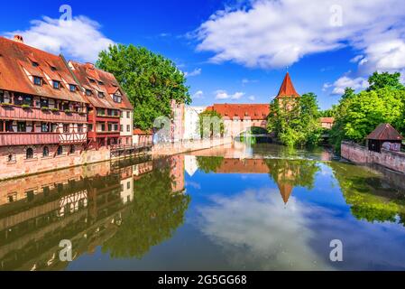 Nürnberg, Deutschland. Farbenfrohe und malerische Aussicht auf den Schlayerturm am Ufer der Pegnitz. Touristische Attraktionen in Franken, Bayern. Stockfoto