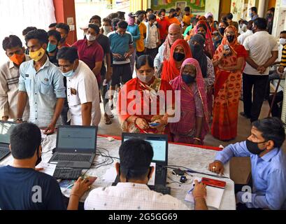 Beawar, Rajasthan, Indien, 27. Juni 2021: Die Begünstigten stehen in Schlangen, um während einer speziellen Impfkampagne in einem Impfzentrum in Beawar einen COVID-19-Impfstoff zu erhalten. Der erste Fall der Delta-plus-Variante des Coronavirus in Rajasthan wurde in Bikaner gefunden. Insgesamt wurden 48 Fälle von Delta plus und vier Todesfälle in 10 indischen Bundesstaaten gemeldet. Kredit: Sumit-Samarwat/Alamy Live Nachrichten Stockfoto