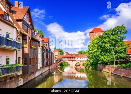 Nürnberg, Deutschland. Farbenfrohe und malerische Aussicht auf die alten Fachwerkhäuser am Ufer der Pegnitz. Touristische Attraktionen in Franken Stockfoto