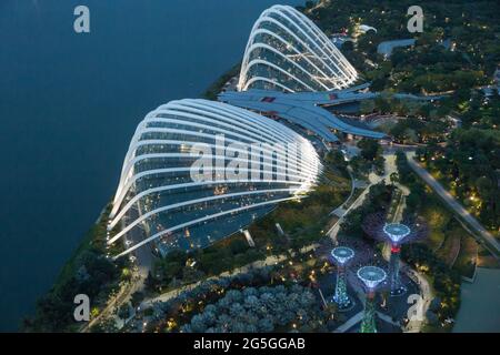 Luftaufnahme der Gärten von Singapur durch den Bay Flower Dome und den Cloud Forest in der Abenddämmerung Stockfoto