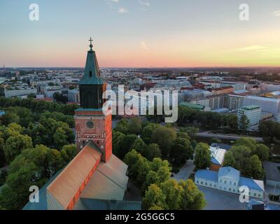Foto der Kathedrale von Turku aus der Luft, zur goldenen Stunde. Stockfoto