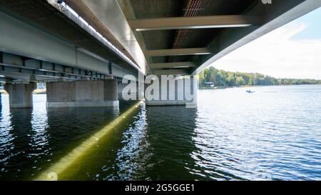 Bastfjärden Espoo. Unter der Brücke mit Sonnenstrahlen von oben. Stockfoto