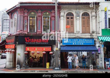 Traditionelle Kolonialgebäude mit Geschäften und Restaurants in Singapur Stockfoto