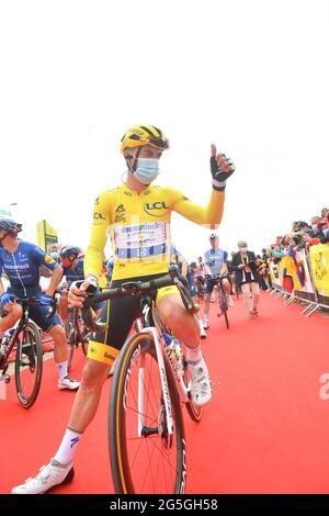 Tour de France 2021, Etappe 2 Perros -Guirec zur Mur de Bretagne Guerledan. Juni 2021. Der gestrige Etappensieger Julian Alaphilippe für das Team Deceuninck Quick Step fährt zum Start des Rennens. Kredit: Peter Goding/Alamy Live Nachrichten Stockfoto