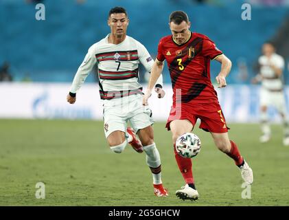 Der Portugiesen Cristiano Ronaldo und der Belgier Thomas Vermaelen kämpfen in der Runde der Europameisterschaft 2020 zwischen 16 um den Ball Stockfoto