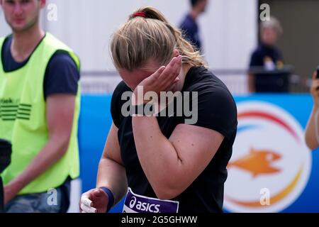 BREDA, NIEDERLANDE - 27. JUNI: Jessica Schilder aus den Niederlanden reagiert nach dem Gewinn des Womens Shot Put Finals während der niederländischen Leichtathletik-Meisterschaften 2021 im Sportkomplex Dr. Schaepmanlaan am 27. Juni 2021 in Breda, Niederlande (Foto von Jeroen Meuwsen/Orange Picots) Stockfoto