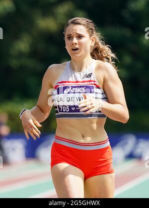 BREDA, NIEDERLANDE - 27. JUNI: Laura de Witte aus den Niederlanden startet am 2021. Juni 2021 im Sportkomplex Dr. Schaepmanlaan im Rahmen der niederländischen Leichtathletik-Meisterschaften 27 im 400-m-Finale der Damen in Breda, Niederlande (Foto: Jeroen Meuwsen/Orange Picles) Stockfoto