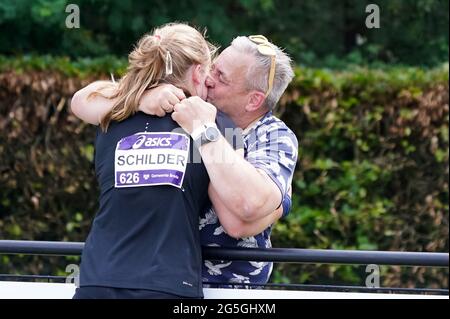 BREDA, NIEDERLANDE - 27. JUNI: Jessica Schilder aus den Niederlanden feiert nach dem Gewinn des Womens Shot Put Finales während der niederländischen Leichtathletik-Meisterschaften 2021 im Sportkomplex Dr. Schaepmanlaan am 27. Juni 2021 in Breda, Niederlande (Foto von Jeroen Meuwsen/Orange Picots) Stockfoto