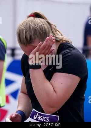 BREDA, NIEDERLANDE - 27. JUNI: Jessica Schilder aus den Niederlanden reagiert nach dem Gewinn des Womens Shot Put Finals während der niederländischen Leichtathletik-Meisterschaften 2021 im Sportkomplex Dr. Schaepmanlaan am 27. Juni 2021 in Breda, Niederlande (Foto von Jeroen Meuwsen/Orange Picots) Stockfoto