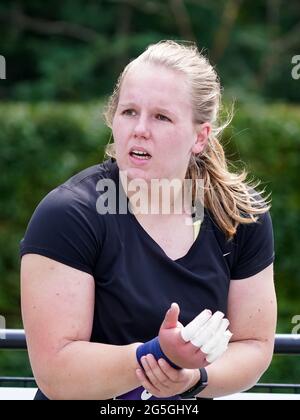 BREDA, NIEDERLANDE - 27. JUNI: Jessica Schilder aus den Niederlanden nach dem Gewinn des Womens Shot Put Finales während der niederländischen Leichtathletik-Meisterschaften 2021 im Sportkomplex Dr. Schaepmanlaan am 27. Juni 2021 in Breda, Niederlande (Foto: Jeroen Meuwsen/Orange Picots) Stockfoto