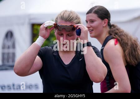 BREDA, NIEDERLANDE - 27. JUNI: Jessica Schilder aus den Niederlanden nach dem Gewinn des Womens Shot Put Finales während der niederländischen Leichtathletik-Meisterschaften 2021 im Sportkomplex Dr. Schaepmanlaan am 27. Juni 2021 in Breda, Niederlande (Foto: Jeroen Meuwsen/Orange Picots) Stockfoto