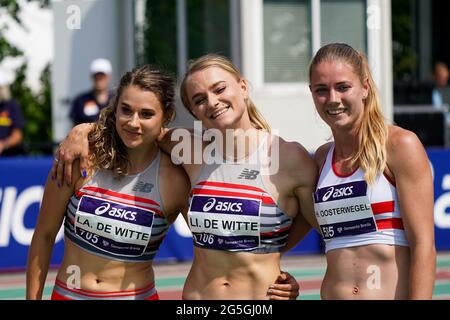 BREDA, NIEDERLANDE – JUNI 27: Laura de Witte aus den Niederlanden, Lisanne de Witte aus den Niederlanden und Hanneke Oosterwegel aus den Niederlanden nach dem Wettkampf im 400-m-Finale der Damen während der niederländischen Leichtathletik-Meisterschaften 2021 im Sportkomplex Dr. Schaepmanlaan am 27. Juni 2021 in Breda, Niederlande (Foto: Jeroen Meuwsen/Orange Picts) Stockfoto