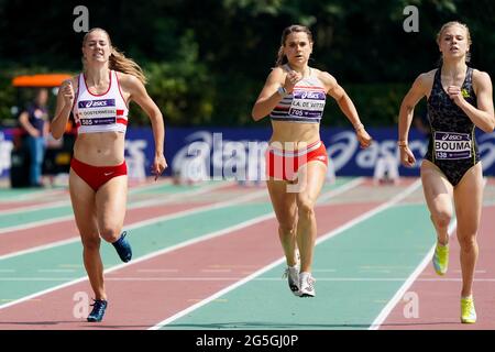 BREDA, NIEDERLANDE - 27. JUNI: Laura de Witte aus den Niederlanden startet am 2021. Juni 2021 im Sportkomplex Dr. Schaepmanlaan im Rahmen der niederländischen Leichtathletik-Meisterschaften 27 im 400-m-Finale der Damen in Breda, Niederlande (Foto: Jeroen Meuwsen/Orange Picles) Stockfoto