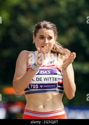 BREDA, NIEDERLANDE - 27. JUNI: Laura de Witte aus den Niederlanden reagiert nach dem zweiten Platz im 400-m-Finale der Damen während der niederländischen Leichtathletik-Meisterschaften 2021 im Sportkomplex Dr. Schaepmanlaan am 27. Juni 2021 in Breda, Niederlande (Foto von Jeroen Meuwsen/Orange Picts) Stockfoto