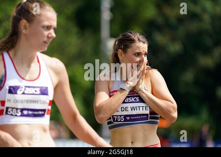 BREDA, NIEDERLANDE - 27. JUNI: Laura de Witte aus den Niederlanden reagiert nach dem zweiten Platz im 400-m-Finale der Damen während der niederländischen Leichtathletik-Meisterschaften 2021 im Sportkomplex Dr. Schaepmanlaan am 27. Juni 2021 in Breda, Niederlande (Foto von Jeroen Meuwsen/Orange Picts) Stockfoto