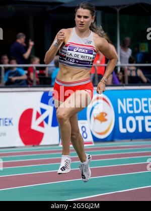 BREDA, NIEDERLANDE - 27. JUNI: Laura de Witte aus den Niederlanden startet am 27. Juni 2021 im Sportkomplex Dr. Schaepmanlaan im Rahmen der niederländischen Leichtathletik-Meisterschaften 2021 im 400-m-Finale der Damen in Breda, Niederlande (Foto: Jeroen Meuwsen/Orange Picts) Stockfoto